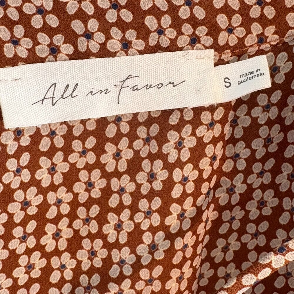 All in Favor blouse with flowers - Picture 3 of 5